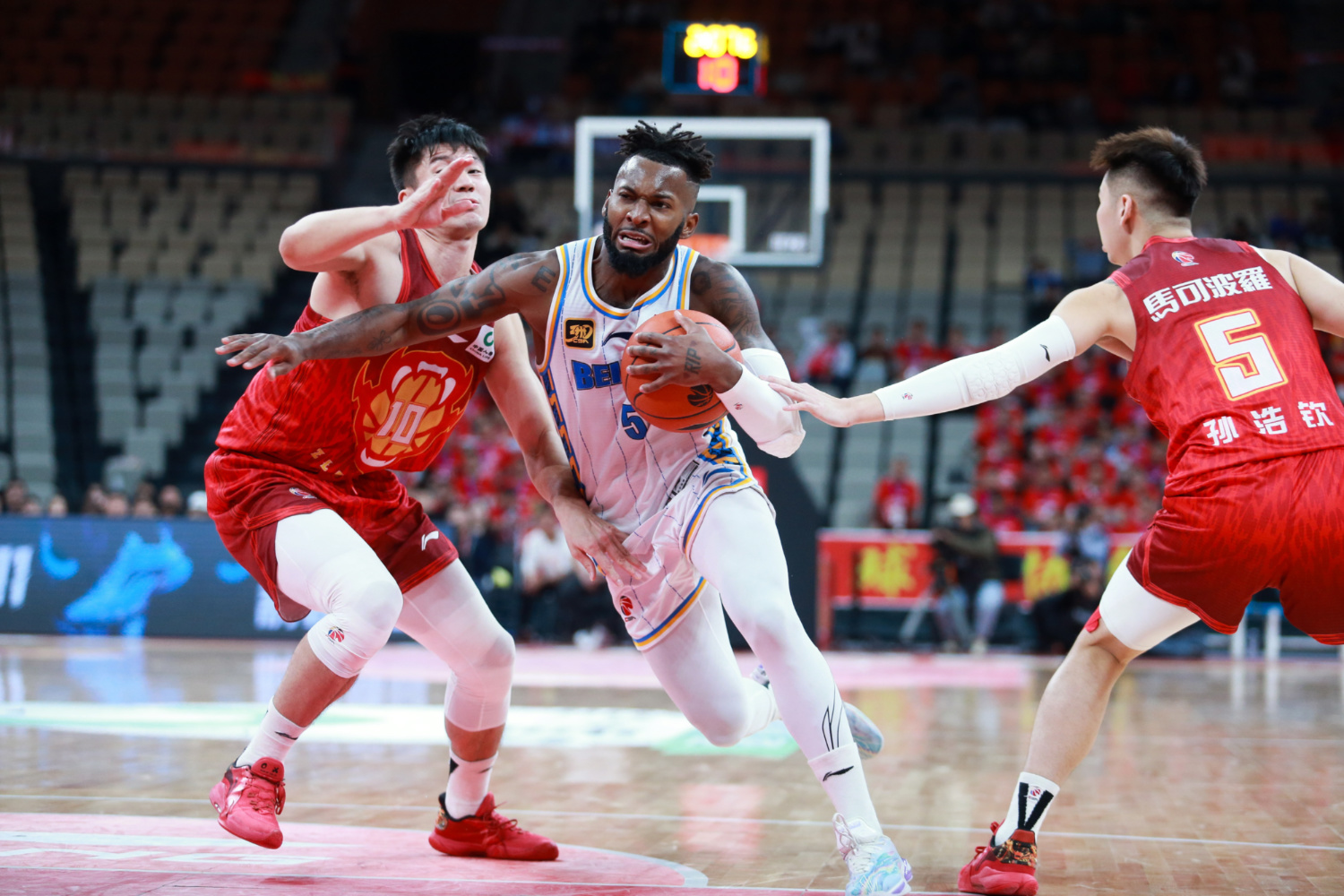 包含篮板争夺激烈:北京抢下48个篮板,攻守两端都占优!的词条