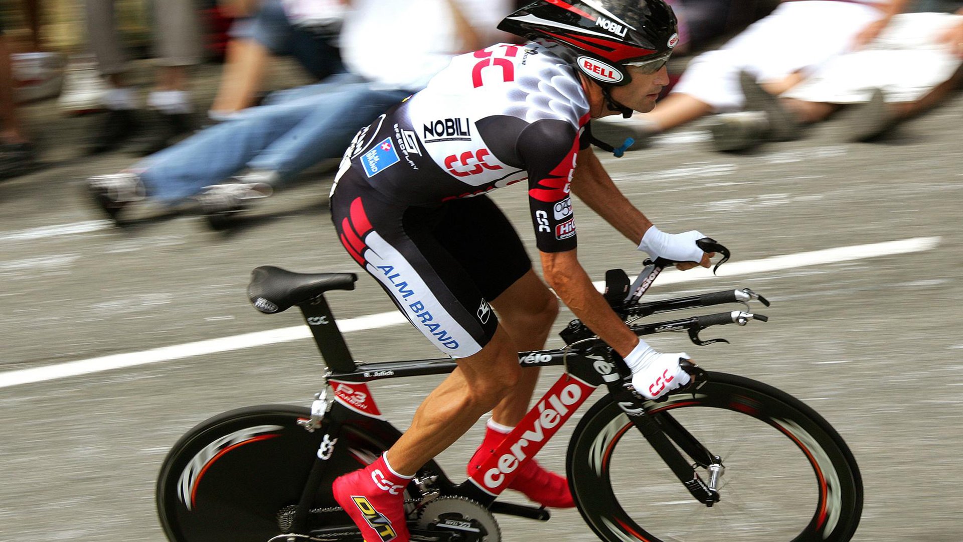 “未来赛车：新能源动力带来的速度革命”，未来能源汽车