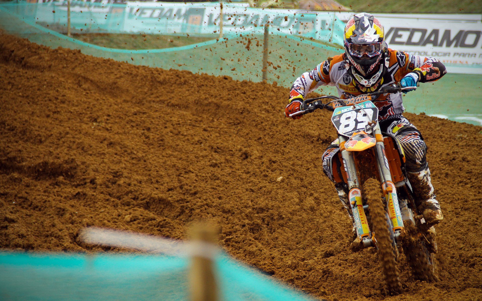 意甲球迷热情高涨，现场氛围火爆，意甲 球员